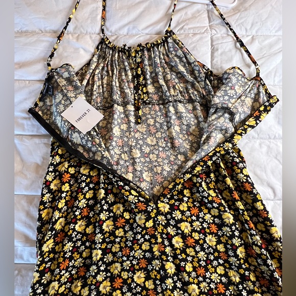 NWT Forever 21 floral print halter dress. Keyhole in front. Zipper closure. Med - Picture 4 of 9